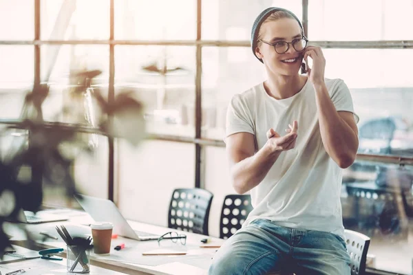 Joven en la oficina moderna — Foto de Stock