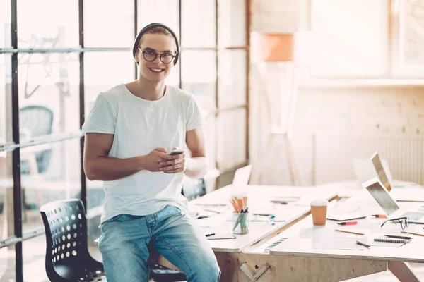 Joven en la oficina moderna — Foto de Stock