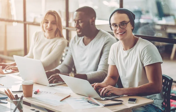 Los jóvenes trabajan en la oficina moderna — Foto de Stock