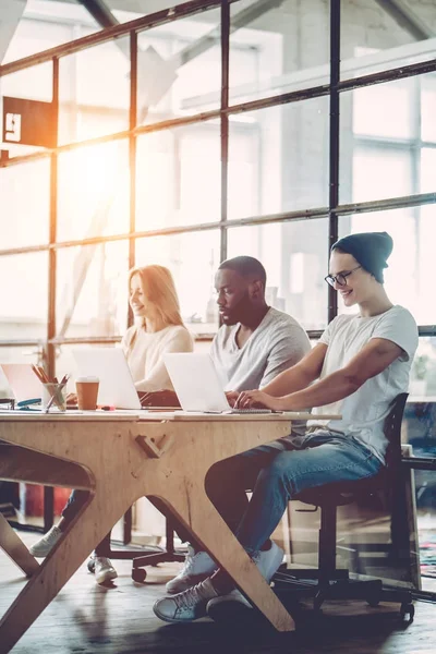 Los jóvenes trabajan en la oficina moderna — Foto de Stock