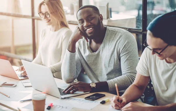 I giovani lavorano in uffici moderni — Foto Stock