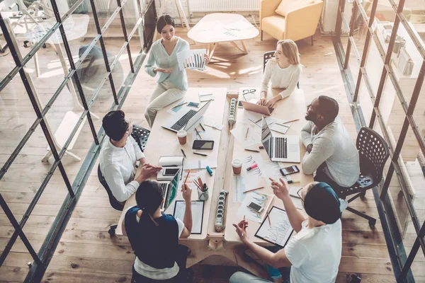 Los jóvenes trabajan en la oficina moderna — Foto de Stock