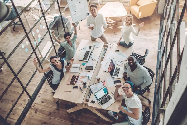 Unga människor arbete i moderna kontor — Stockfoto