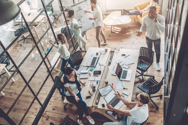 Los jóvenes trabajan en la oficina moderna — Foto de Stock