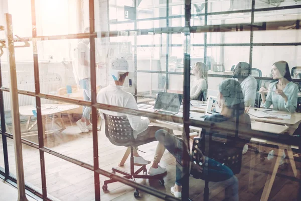 Young people work in modern office — Stock Photo, Image