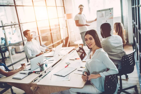 Los jóvenes trabajan en la oficina moderna — Foto de Stock