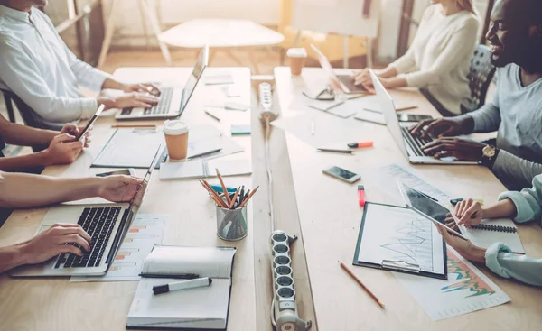 Les jeunes travaillent dans un bureau moderne — Photo