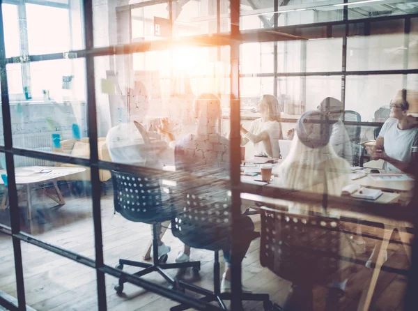 Les jeunes travaillent dans un bureau moderne — Photo