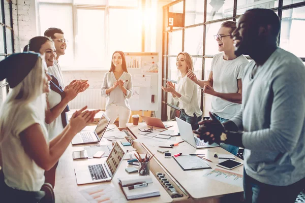 Unga människor arbete i moderna kontor — Stockfoto