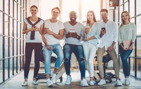 Les jeunes travaillent dans un bureau moderne — Photo