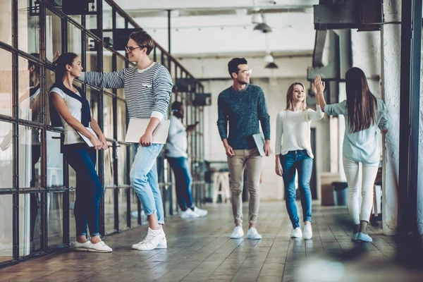 Les jeunes travaillent dans un bureau moderne — Photo