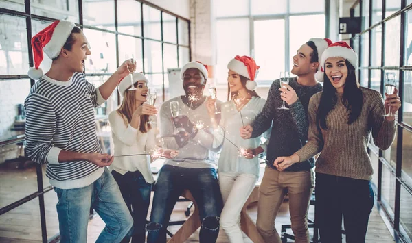 Celebrando o Natal no escritório — Fotografia de Stock