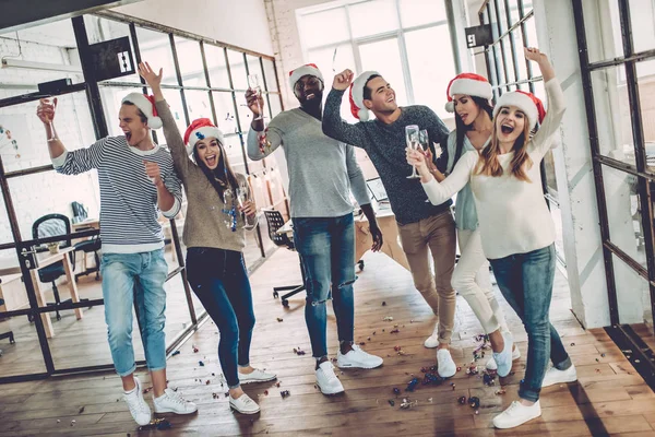 Celebrando o Natal no escritório — Fotografia de Stock