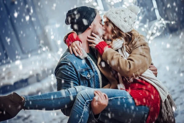 Paar im Winter im Freien — Stockfoto