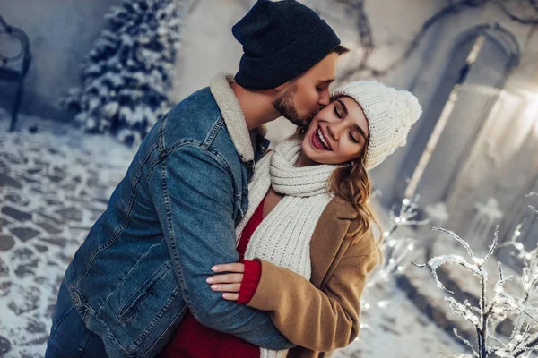 Paar im Winter im Freien — Stockfoto