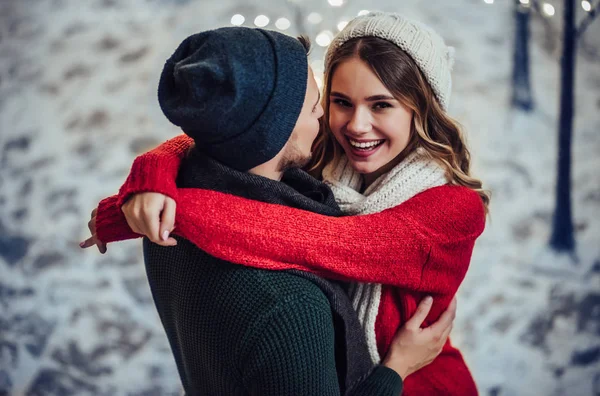 Paar im Winter im Freien — Stockfoto