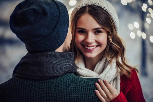 Paar im Winter im Freien — Stockfoto