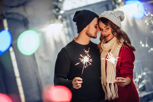 Cuplu în aer liber în timpul iernii — Fotografie, imagine de stoc