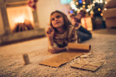 Küçük kız Noel bekliyor