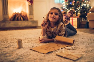 Küçük kız Noel bekliyor