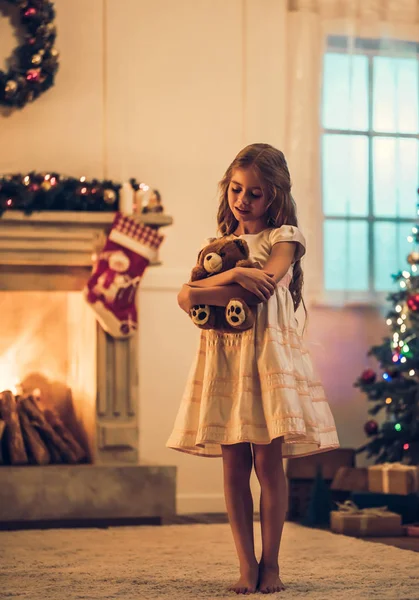 Liten flicka väntar på julen — Stockfoto