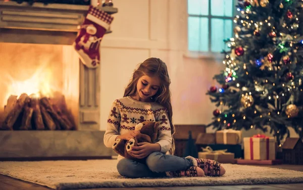 Liten flicka väntar på julen — Stockfoto