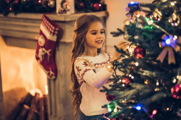 Dziewczynka czeka na Boże Narodzenie — Zdjęcie stockowe