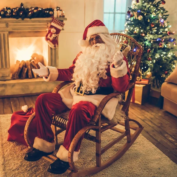 Jultomten i hans bostad — Stockfoto