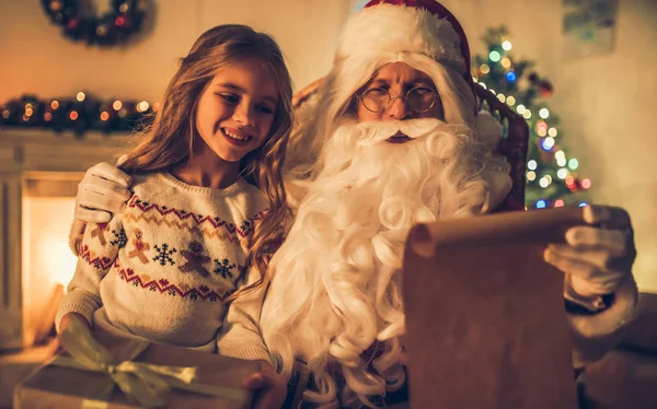 Dziewczyna z Mikołajem — Zdjęcie stockowe