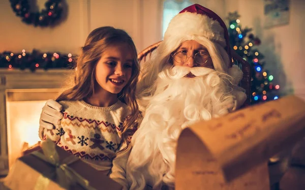 Flicka med jultomten — Stockfoto