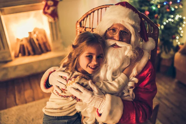 Девушка с Санта-Клаусом — стоковое фото