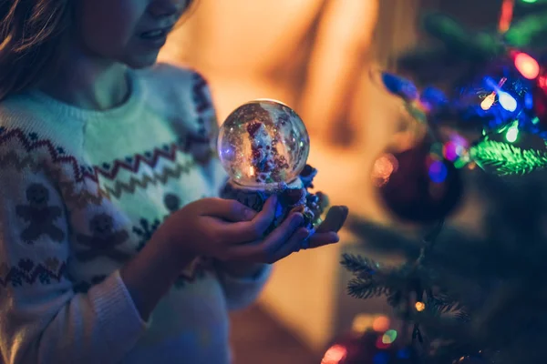 Kleines Mädchen wartet auf Weihnachten — Stockfoto