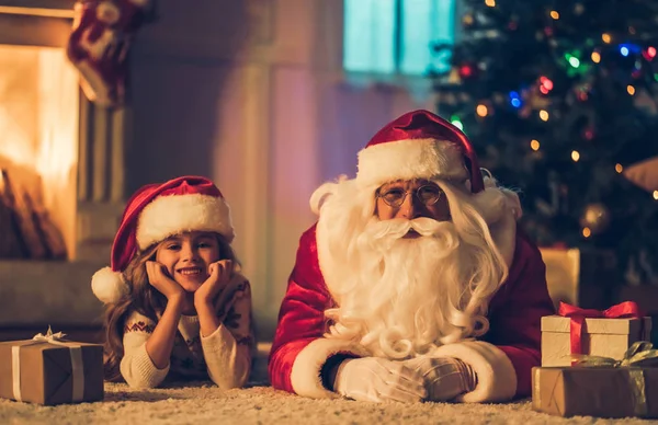 Mädchen mit Weihnachtsmann — Stockfoto