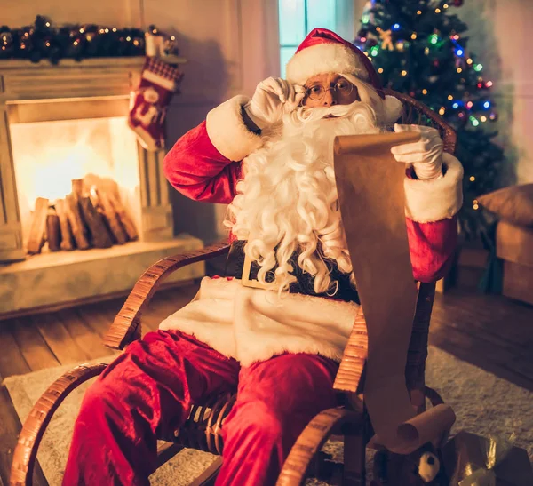 Jultomten i hans bostad — Stockfoto