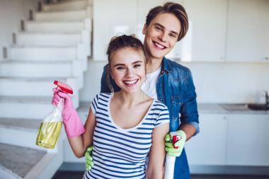 Çift evde temizlik yapıyor