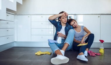 Çift evde temizlik yapıyor