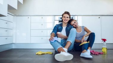 Çift evde temizlik yapıyor