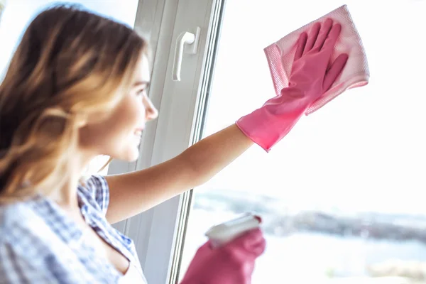 Mujer joven está haciendo limpieza en casa — Foto de Stock