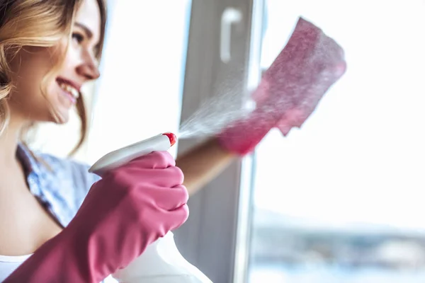 Mujer joven está haciendo limpieza en casa — Foto de Stock