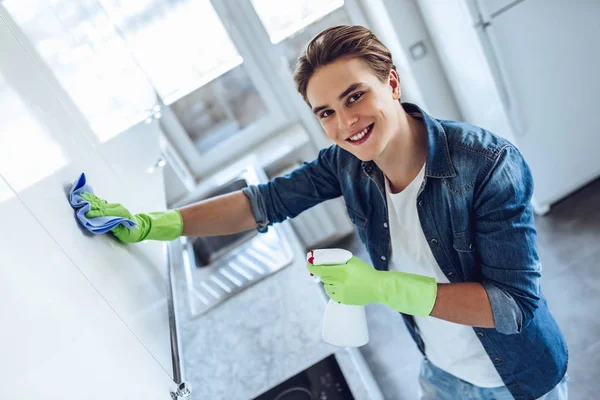 El joven está limpiando en casa. — Foto de Stock