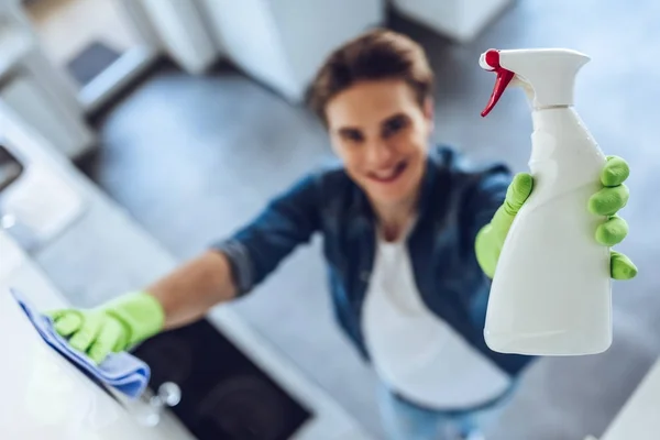 El joven está limpiando en casa. — Foto de Stock