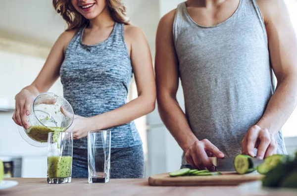 Casal desportivo com comida saudável — Fotografia de Stock