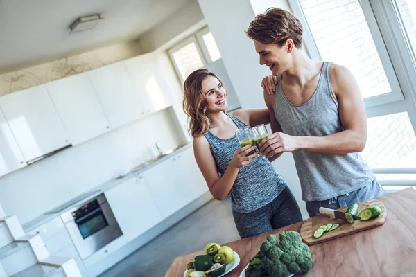 Pareja deportiva con comida saludable — Foto de Stock