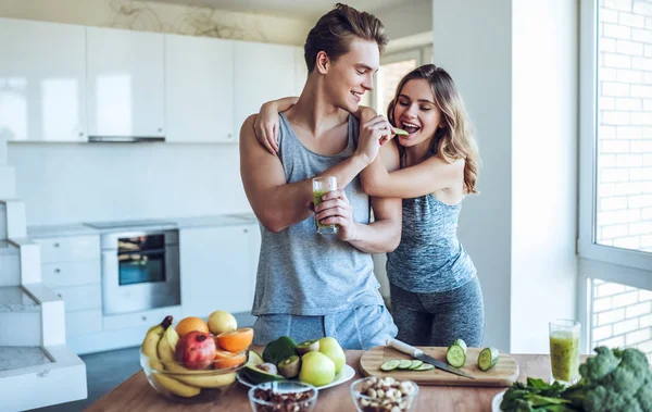 Sportos pár az egészséges táplálkozás — Stock Fotó