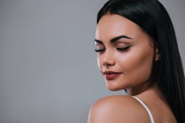 gri zemin üzerine güzel bir kadın