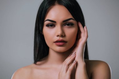 gri zemin üzerine güzel bir kadın