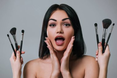 gri zemin üzerine güzel bir kadın