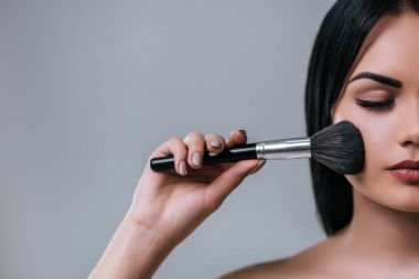 gri zemin üzerine güzel bir kadın