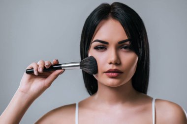 gri zemin üzerine güzel bir kadın