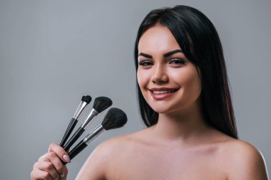 gri zemin üzerine güzel bir kadın